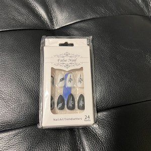 Black & White Snake Press - On Nails